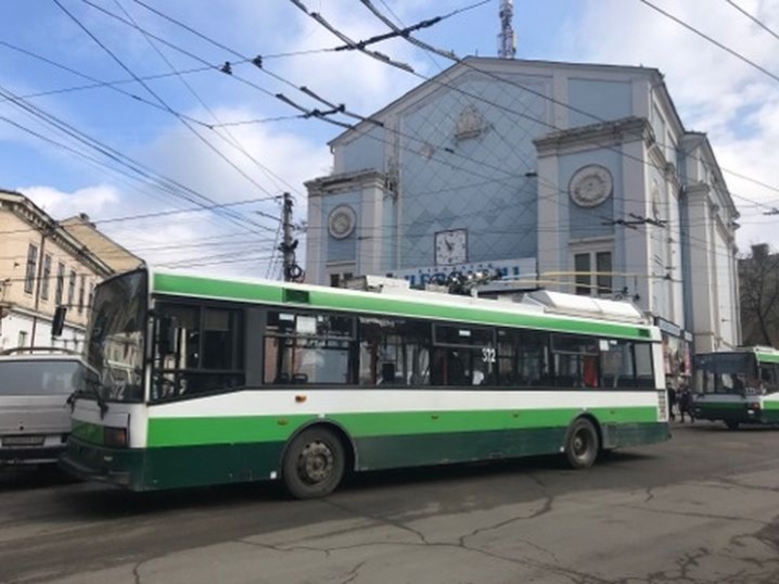 У центрі Чернівців зіштовхнулися тролейбус і мікроавтобус
