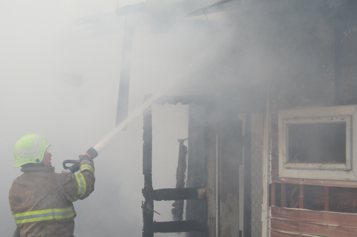 На Буковині горіли дві господарські будівлі та суха трава