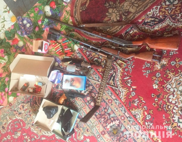 Гвинтівки, пістолети, ножі та набої: поліціянти вилучили у трьох буковинців цілий арсенал зброї