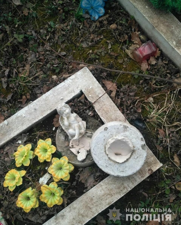 На Буковині невідомі пошкодили на сільському кладовищі 8 могил