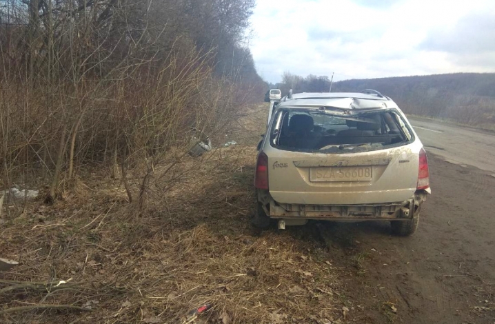 На Сторожинеччині ДТП. Одна з автівок декілька разів перекинулася