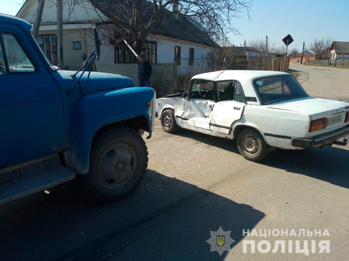 На Сокирянщині зіткнулися вантажівка та легковик: є травмовані