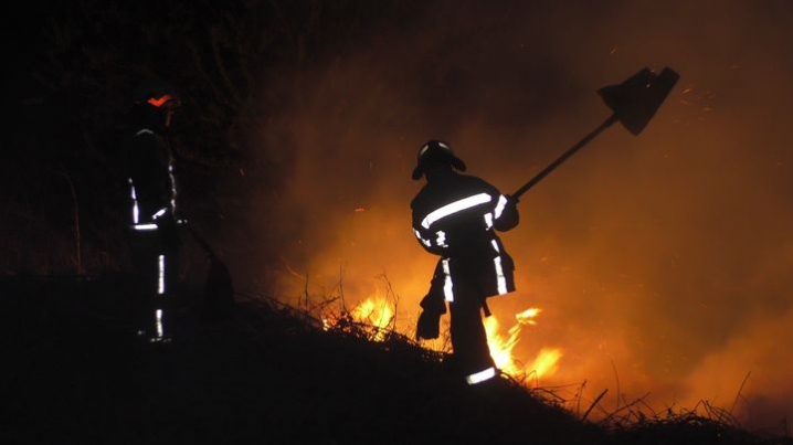 У Чернівцях через спалювання трави згоріли два дачні будинки