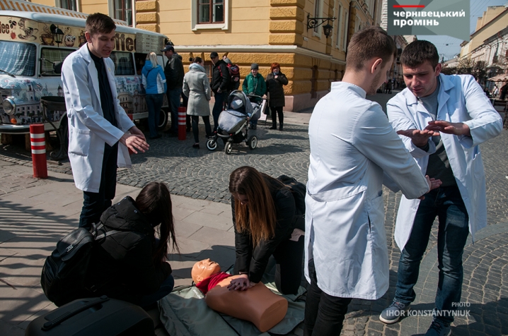 Які ліки мають бути у аптечці: студенти-медики у Чернівцях влаштували інтерактивний квест