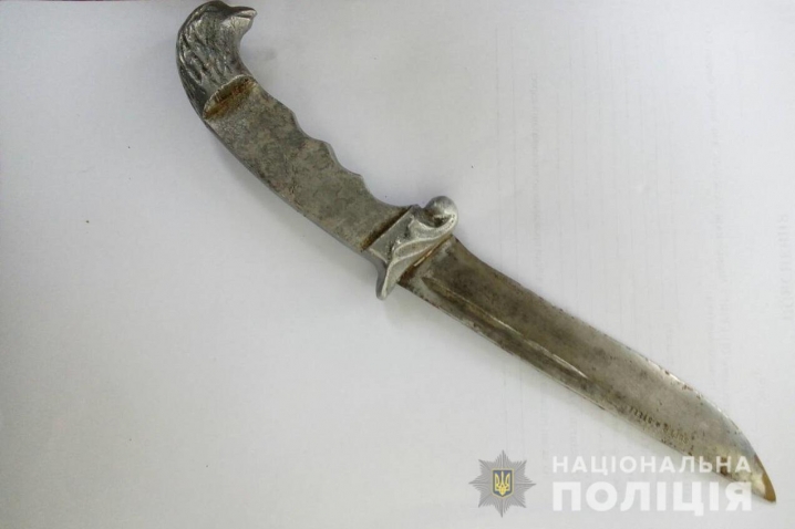 У жителя Кельменеччини поліція знайшла зброю та наркотики
