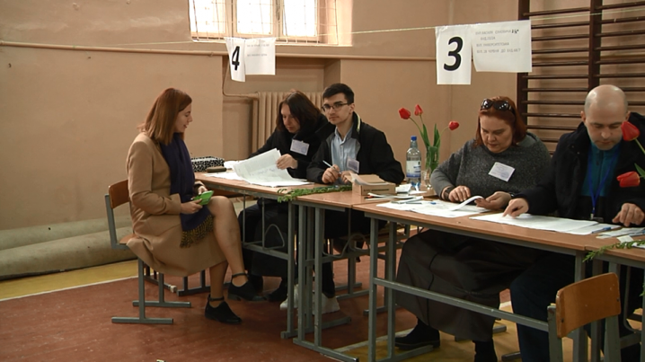 Як відбувається голосування за Президента України у 4 чернівецькій гімназії