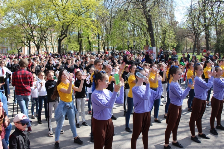 Рекорд України: співачка з Чернівців влаштувала наймасовіший танцювальний екофлешмоб