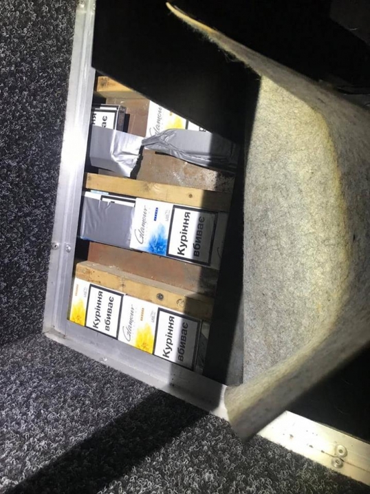 Буковинець сховав у мікроавтобусі 700 пачок контрабандних цигарок