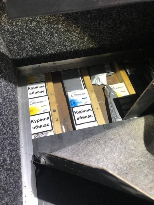 Буковинець сховав у мікроавтобусі 700 пачок контрабандних цигарок