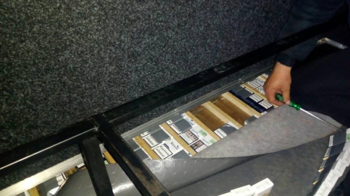 Буковинець сховав у мікроавтобусі 700 пачок контрабандних цигарок