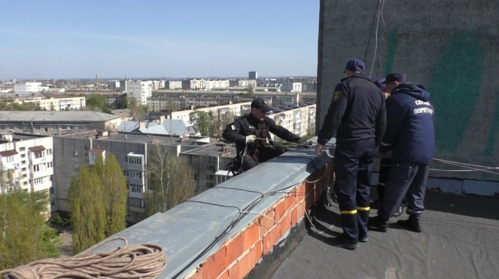 У Чернівцях рятувальники демонтували балконну раму, яка небезпечно звисала з 9 поверху