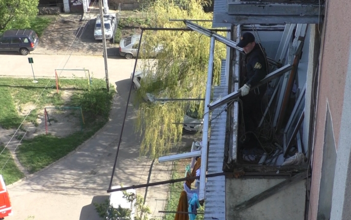 У Чернівцях рятувальники демонтували балконну раму, яка небезпечно звисала з 9 поверху