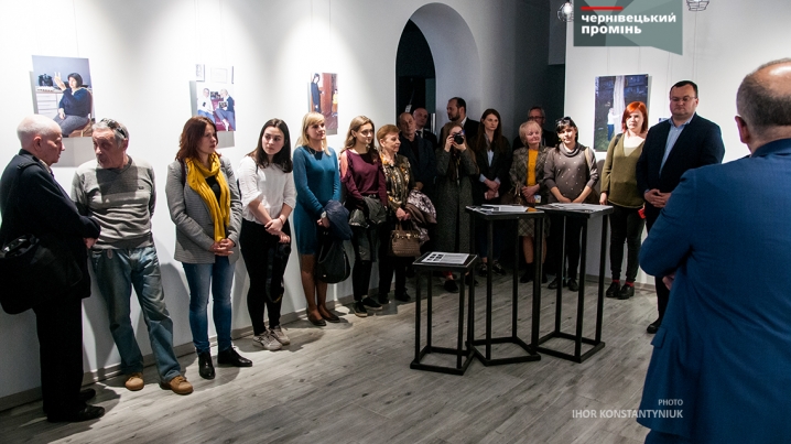 «КОД/SPUREN»: у Чернівцях відкрили виставку фото про традиції єврейських родин