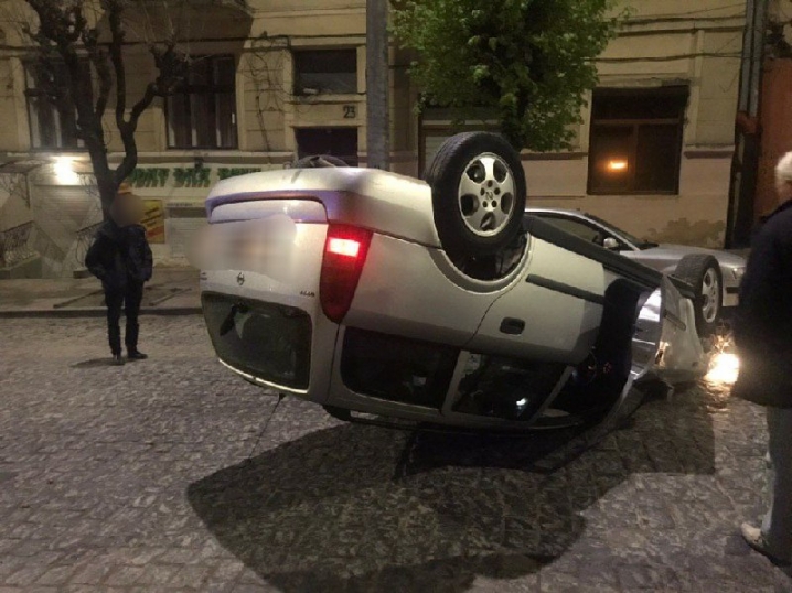 На вулиці Хмельницького перекинулася автівка