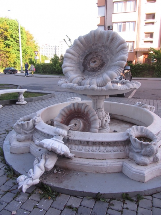 На розі Ентузіастів та Воробкевича вандали розбили фонтан