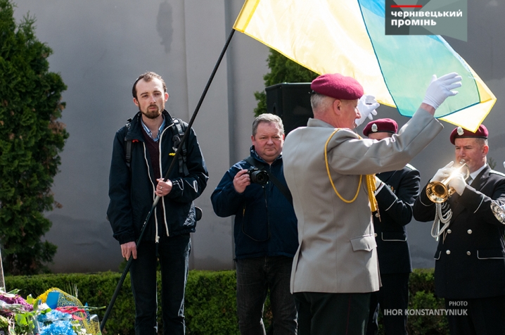 У Чернівцях поклали квіти до пам'ятника воїнам Буковинського куреня