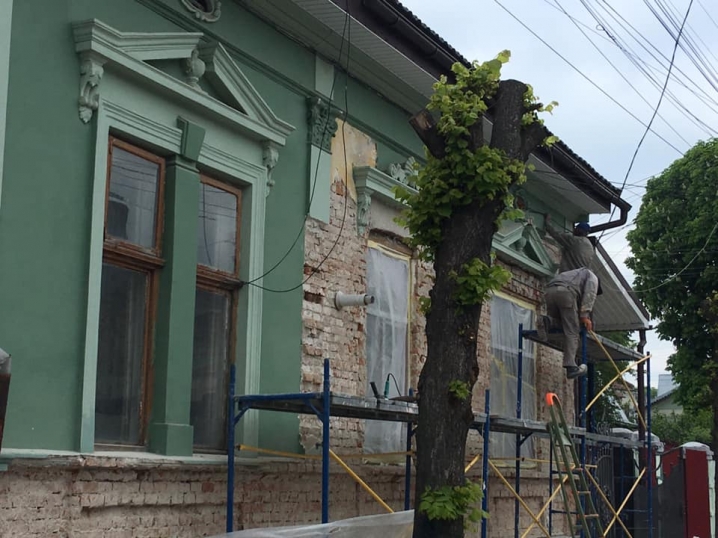 У буферній зоні ЮНЕСКО у Чернівцях пошкодили старовинний фасад