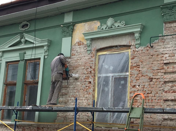 У буферній зоні ЮНЕСКО у Чернівцях пошкодили старовинний фасад
