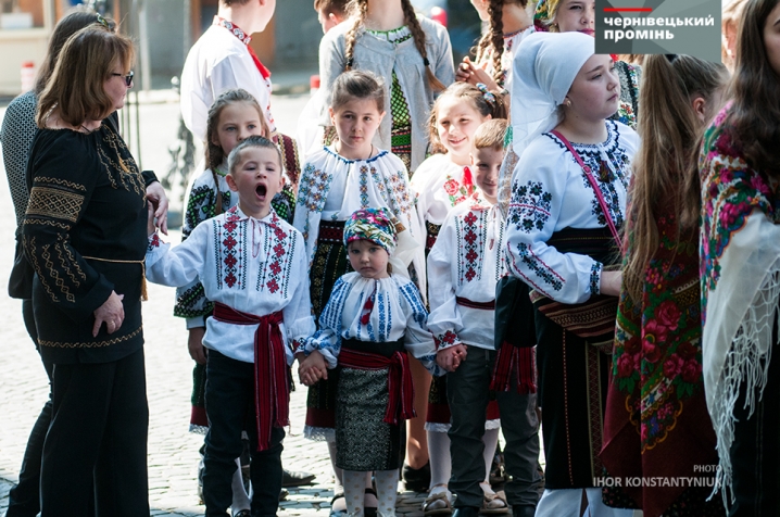 День традиційного румунського одягу відзначають у Чернівцях