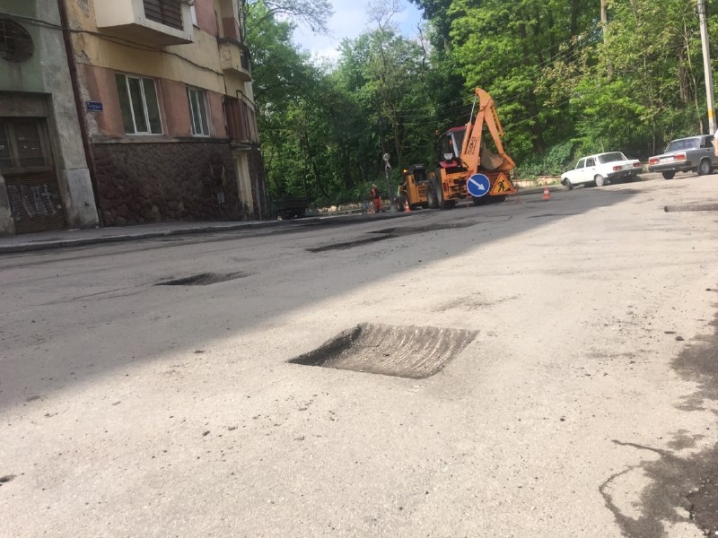 У Чернівцях лагодять вулицю Київську