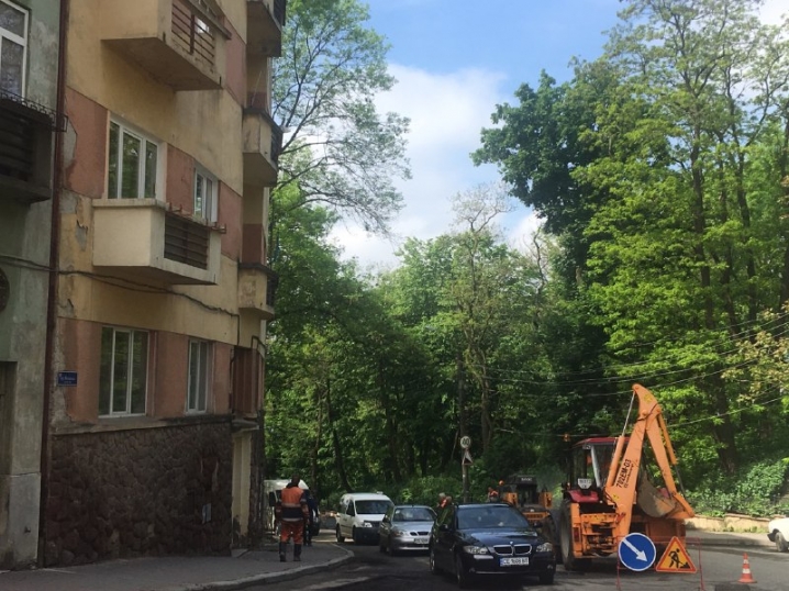 У Чернівцях лагодять вулицю Київську