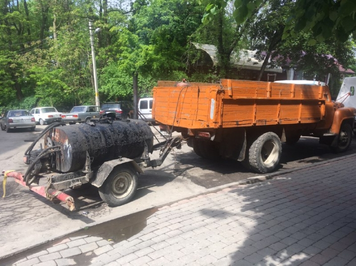 У Чернівцях лагодять вулицю Київську