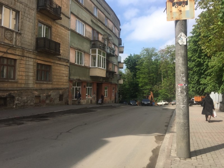 У Чернівцях лагодять вулицю Київську