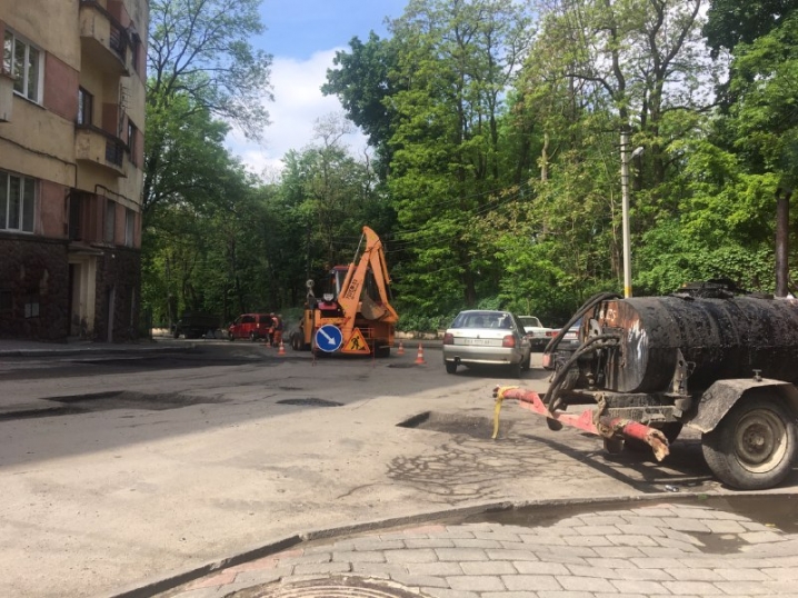 У Чернівцях лагодять вулицю Київську