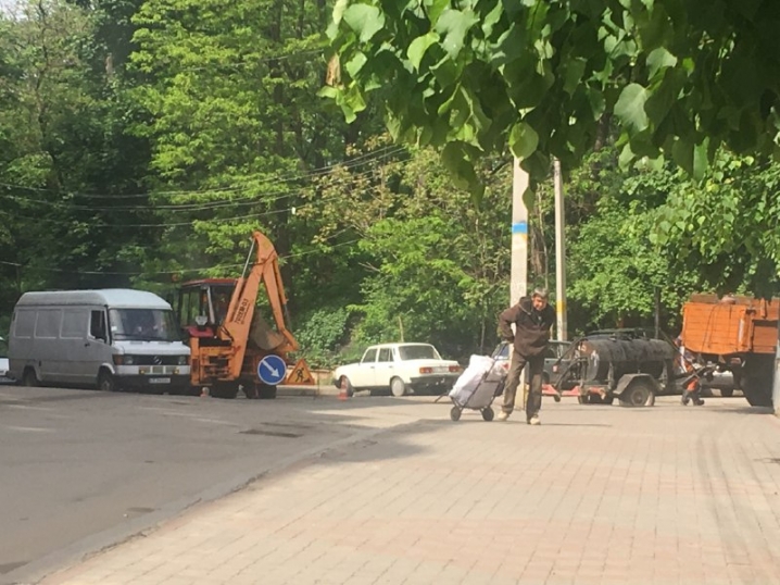У Чернівцях лагодять вулицю Київську