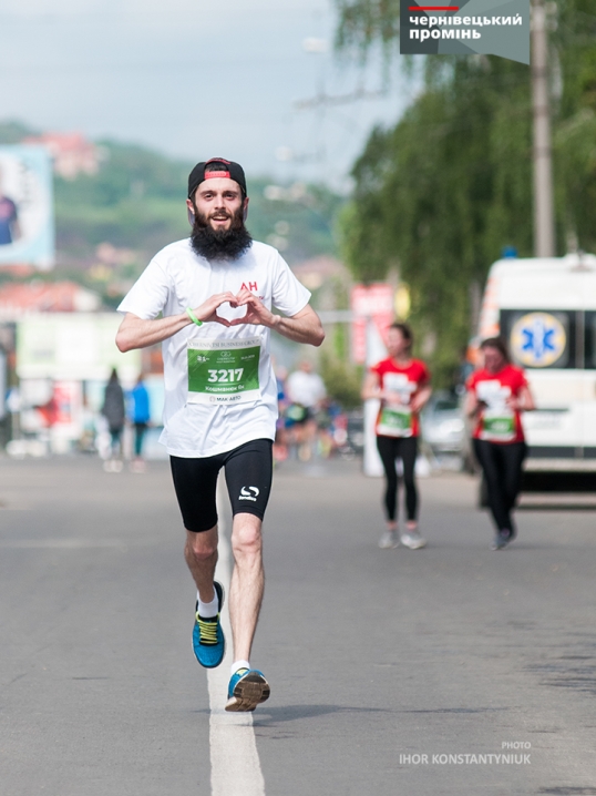 Сотні спортсменів сьогодні бігали вулицями Чернівців