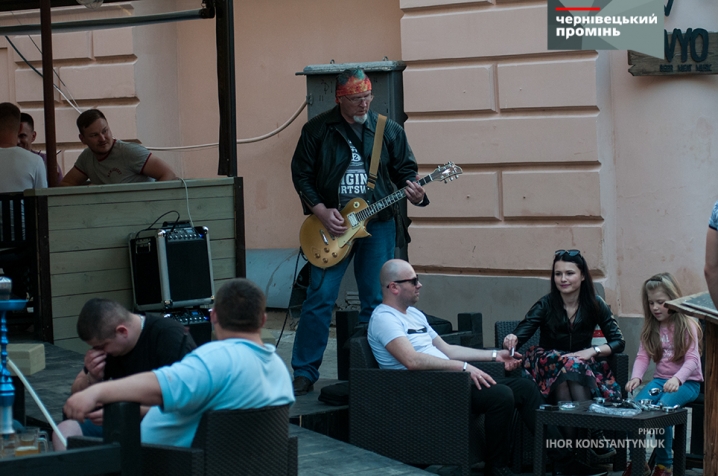 Вулиці Чернівців 19 травня заполонили музиканти