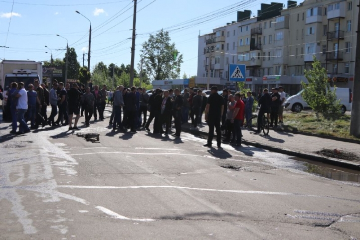 Активісти перекрили вулицю Хотинську