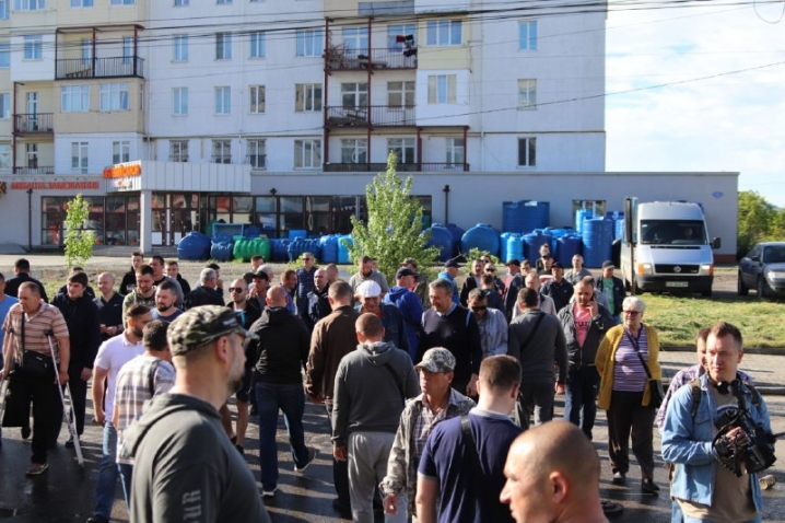 Активісти перекрили вулицю Хотинську