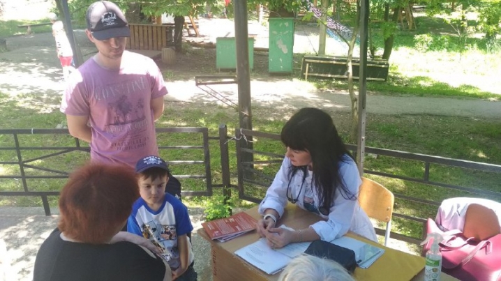 У Жовтневому парку лікарі безкоштовно консультують містян