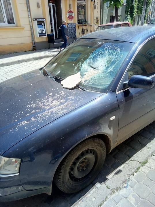 У центрі Чернівців на автівку впав шматок фасаду