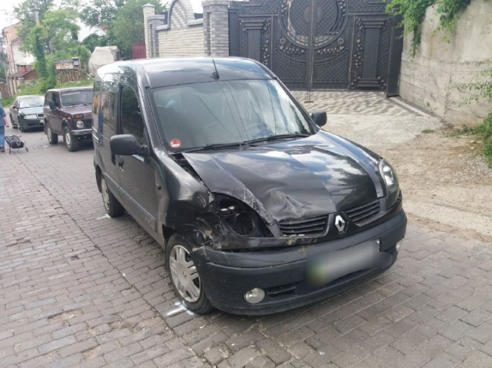 У Чернівцях сталася потрійна ДТП: "УАЗ" без водія покотився і врізався у дві автівки