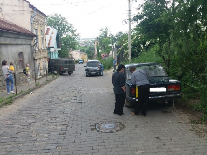 У Чернівцях сталася потрійна ДТП: "УАЗ" без водія покотився і врізався у дві автівки