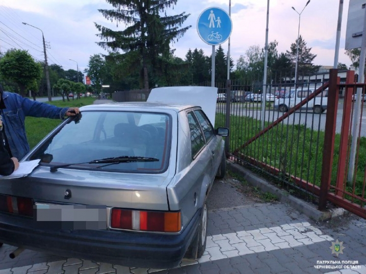 На вулиці Руській нетверезий водій врізався у дорожній знак