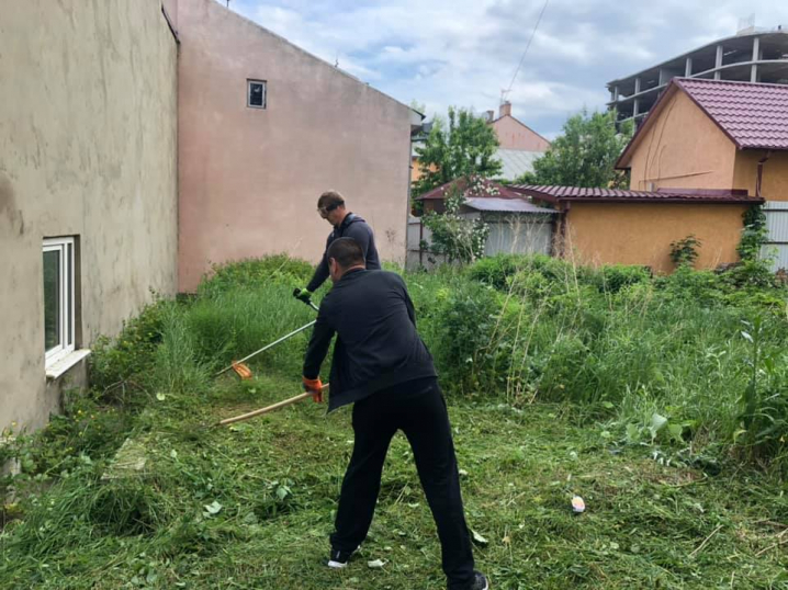 На Героїв Майдану упорядкували ділянку, на якій мешканці самовільно облаштували склад і парковку