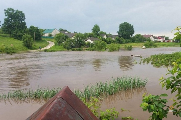 У сусідній Тернопільській області річка затопила село