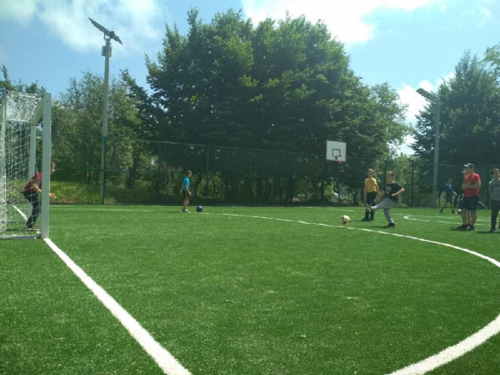У Садгорі з'явилися два сучасні поля для гри у футбол і волейбол