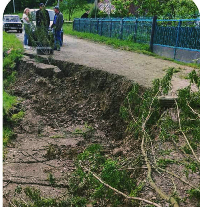 Наслідки негоди: через зсув ґрунту пошкоджено частину дороги у Вижницькому районі