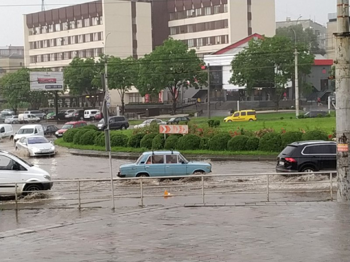 Негода на Буковині: злива підтопила вулиці