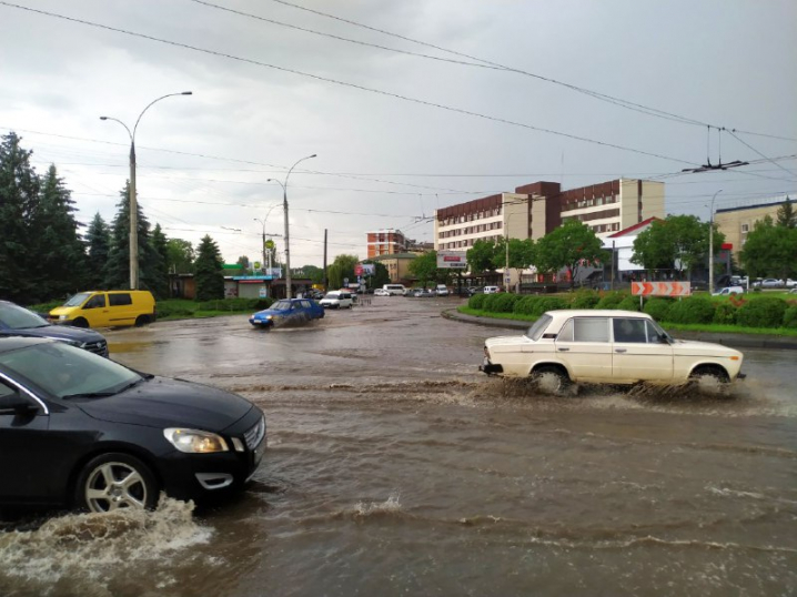Негода на Буковині: злива підтопила вулиці