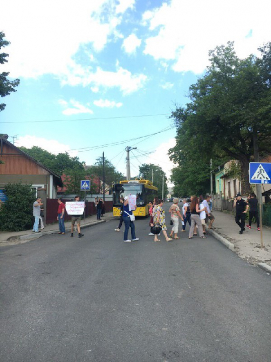 Містяни перекрили вулицю Винниченка поблизу офісу "Чернівцігазу". Станом на 17:30 рух відновили