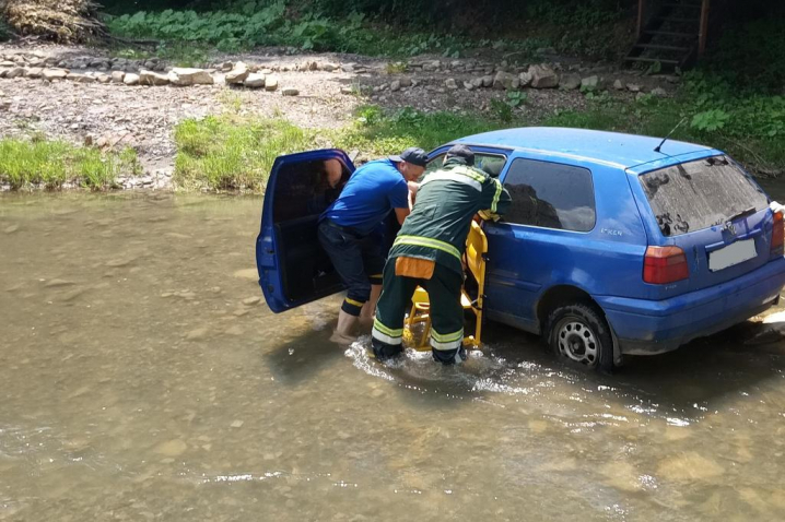 Автомобіль за невідомих обставин опинився у річці Виженка