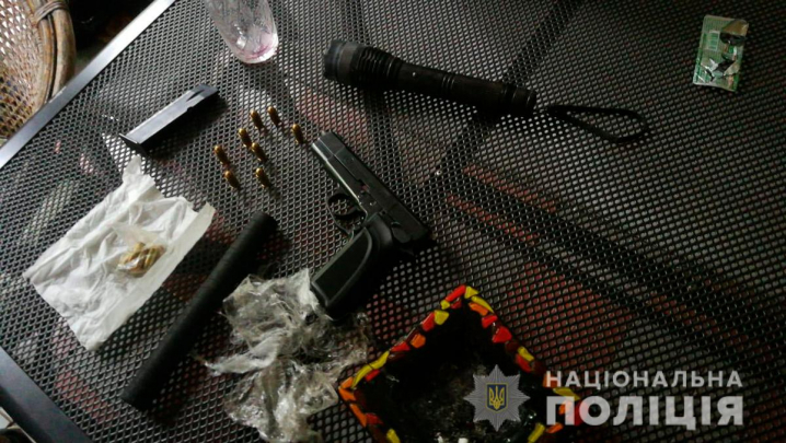 У Чернівцях затримали чоловіка, який зберігав пістолет із глушником та дорогі наркотики