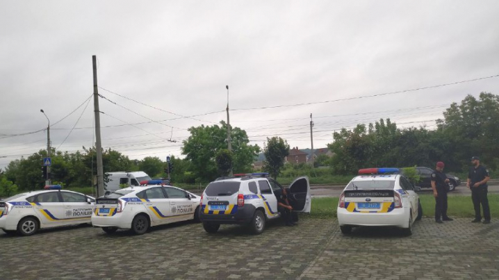 Активісти перекрили Хотинську