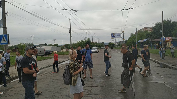 Активісти перекрили Хотинську