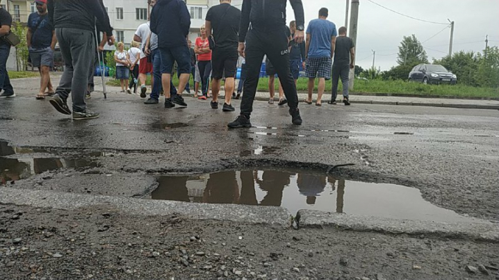 Активісти перекрили Хотинську